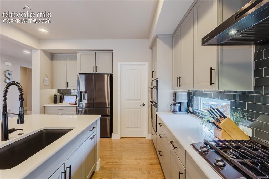 Image 11 of 50: Kitchen
