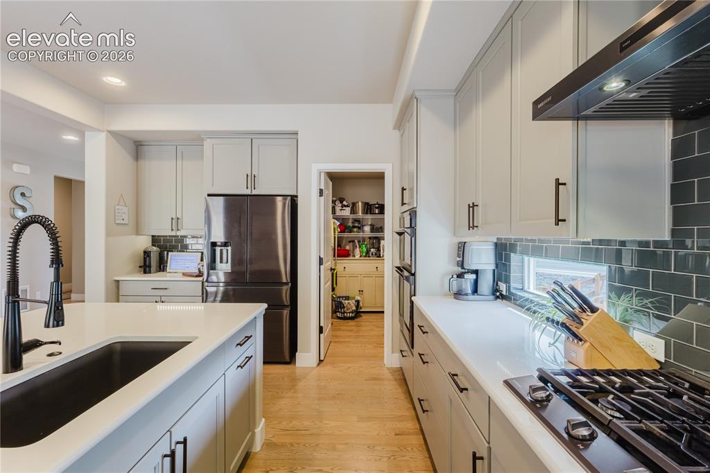 Image 12 of 50: Kitchen