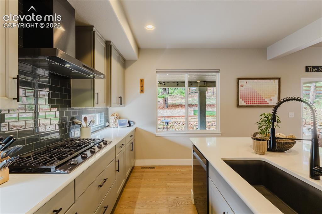 Image 9 of 50: Kitchen
