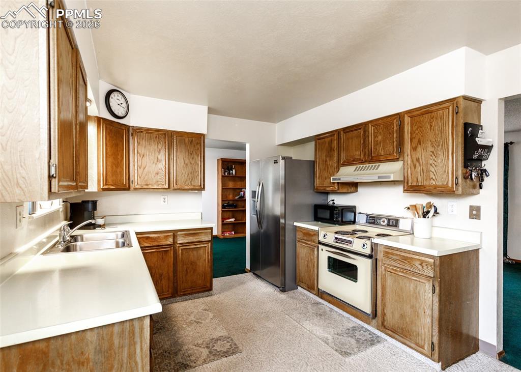 Image 10 of 41: Kitchen