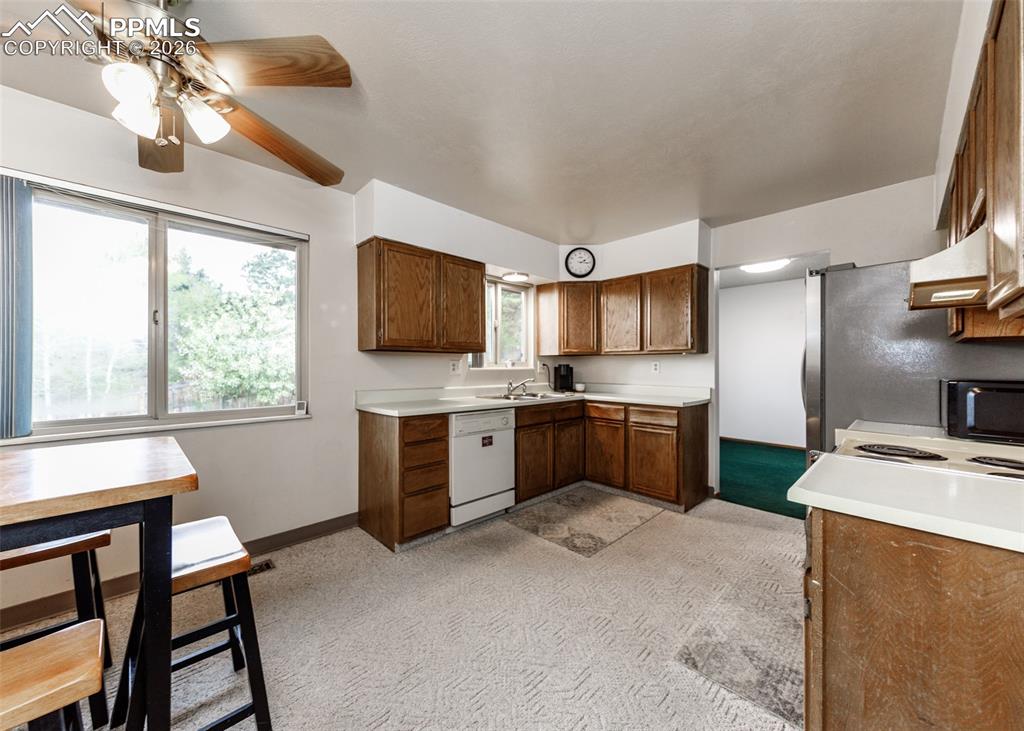 Image 11 of 41: Kitchen