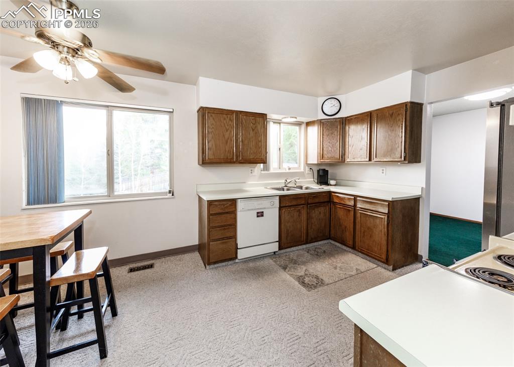 Image 12 of 41: Kitchen