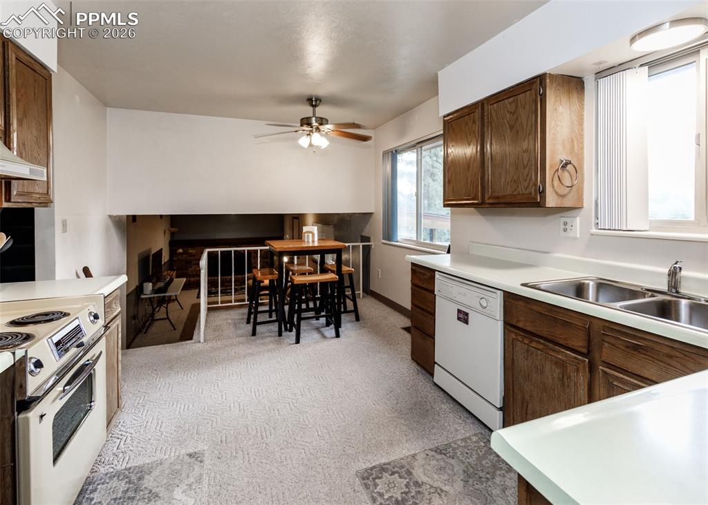 Image 13 of 41: Kitchen