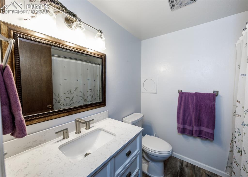 Image 22 of 41: Upstairs Full Bathroom