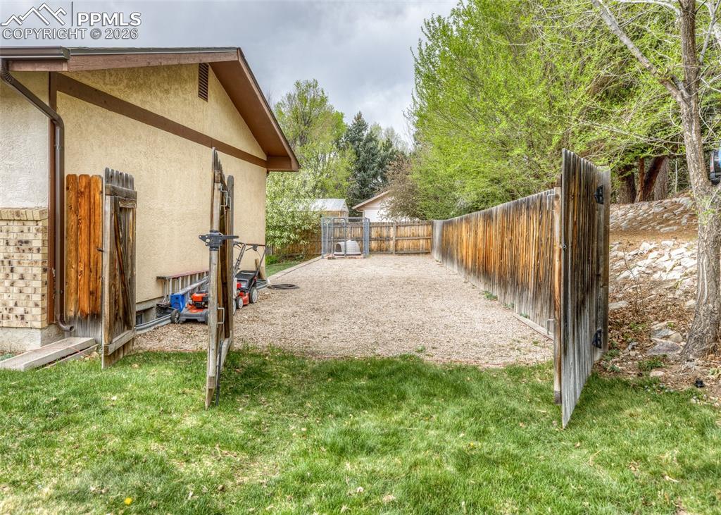 Image 39 of 41: Side Yard