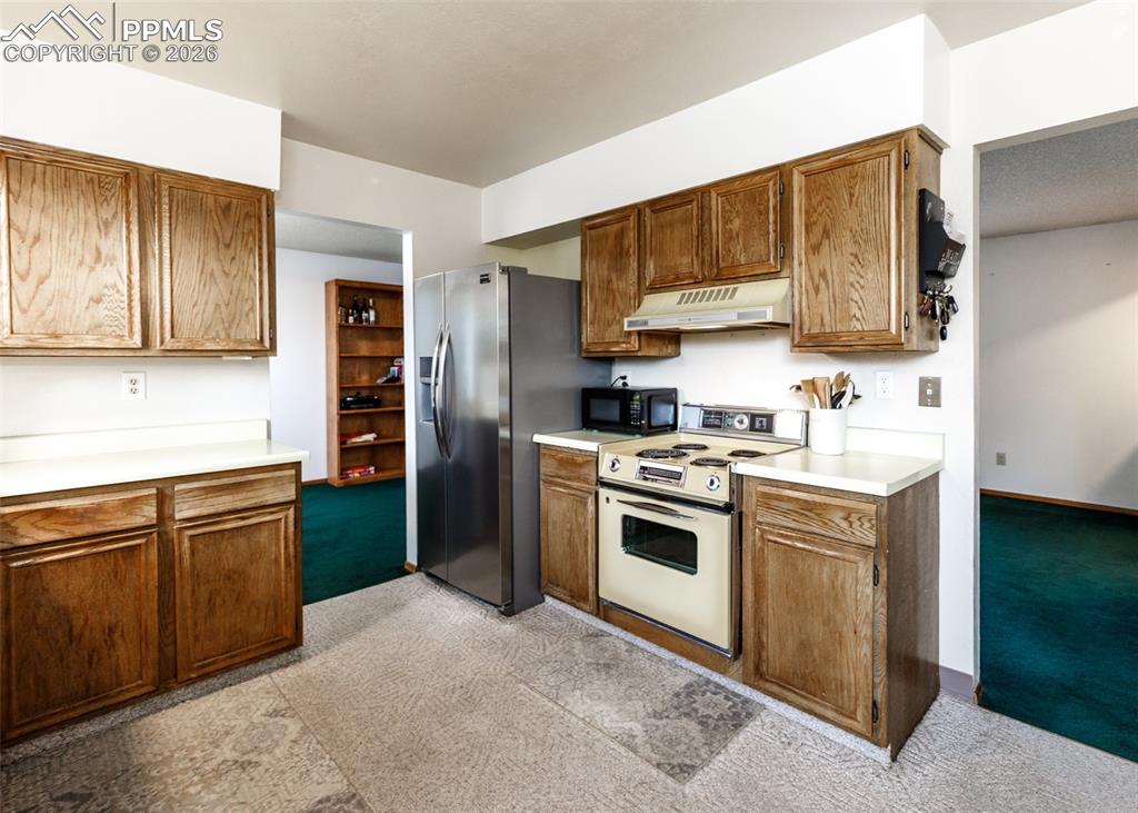 Image 9 of 41: Kitchen