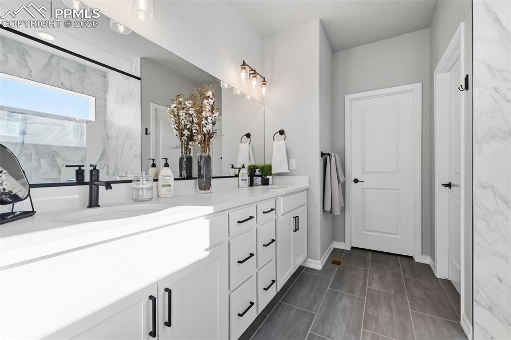 Image 14 of 47: Bathroom