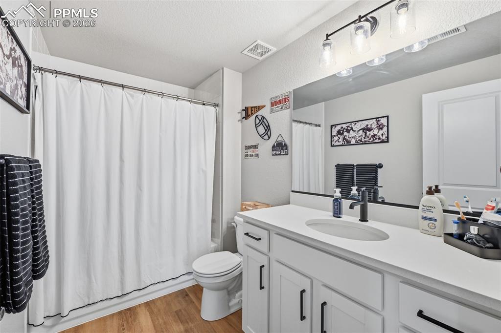 Image 26 of 47: Bathroom