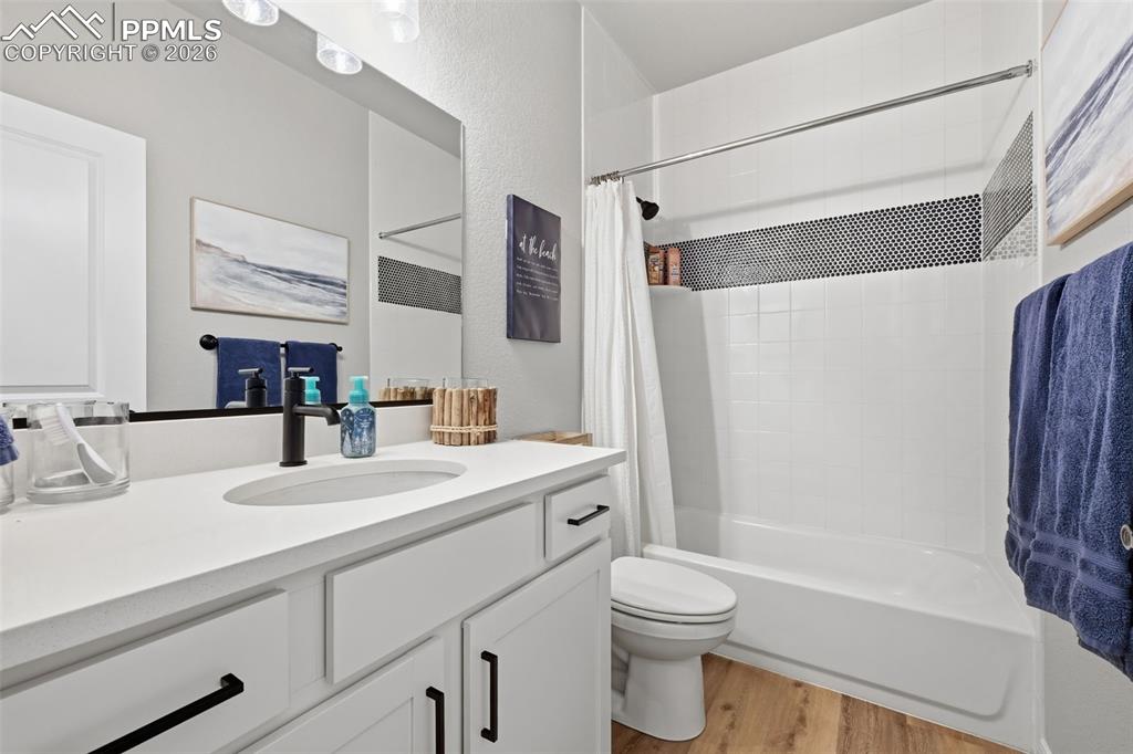 Image 33 of 47: Bathroom