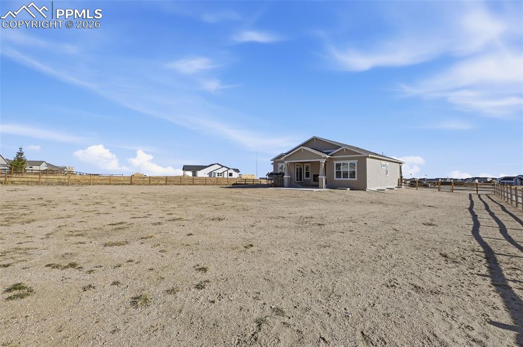 Image 38 of 47: Yard