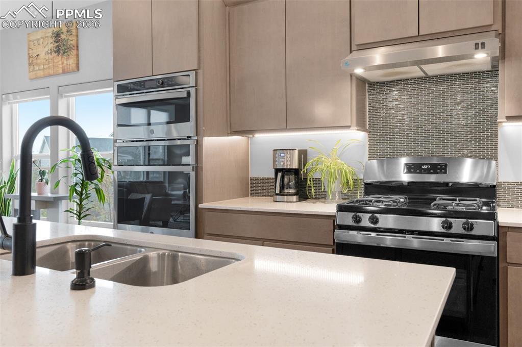 Image 10 of 50: Kitchen