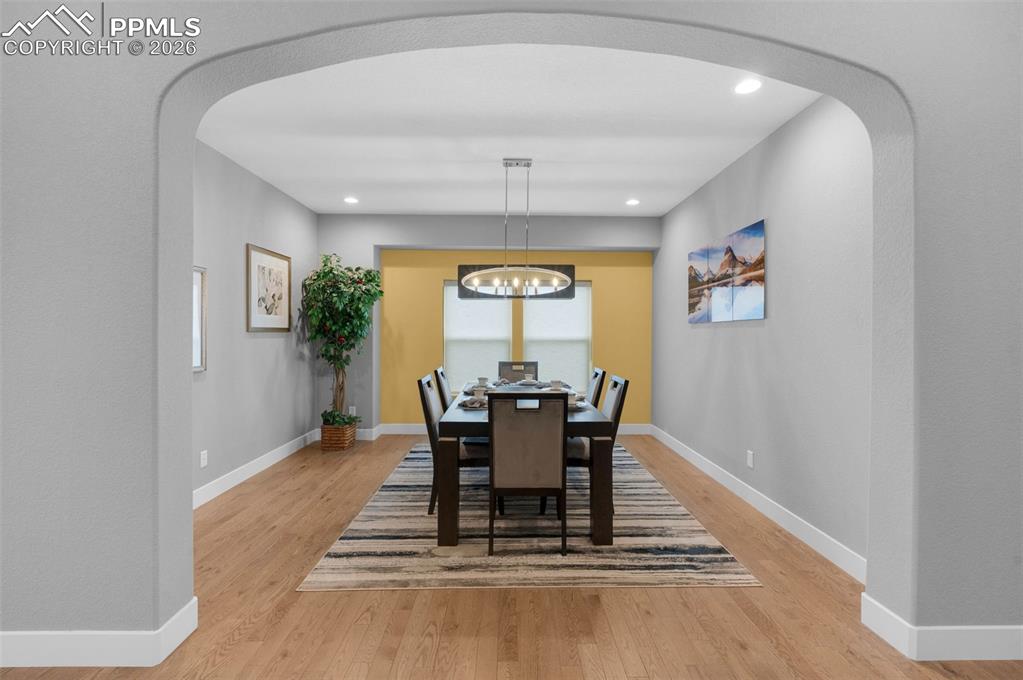Image 17 of 50: Dining Area