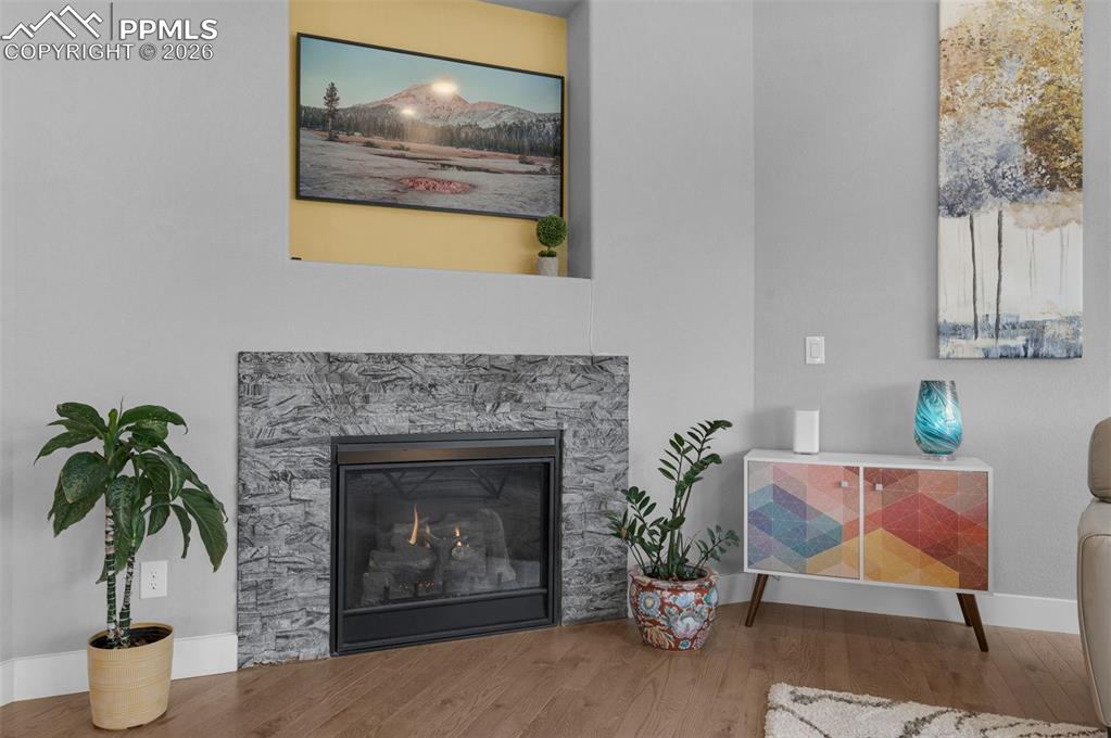 Image 8 of 50: Living Room