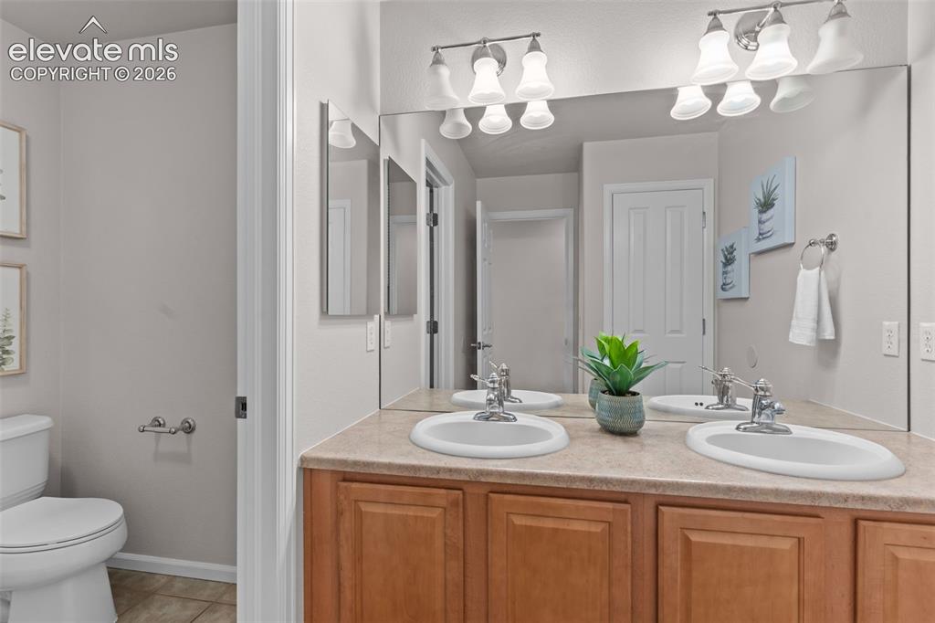 Image 16 of 33: Dual vanity full bath