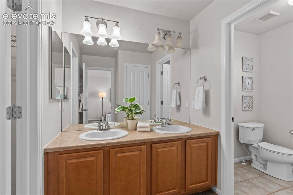 Image 20 of 33: Dual vanity full bath