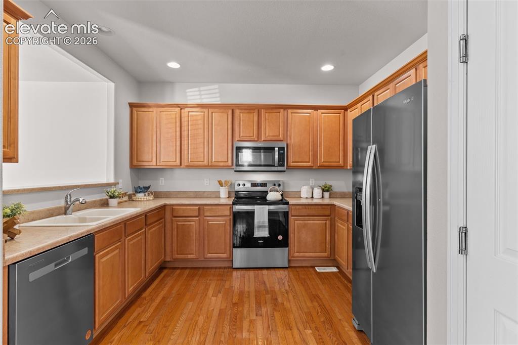 Image 8 of 33: Lots of cabinet and counter space