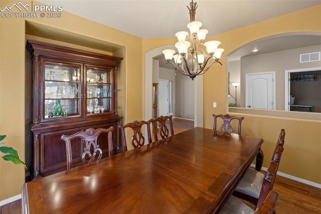 Image 17 of 49: Dining Area