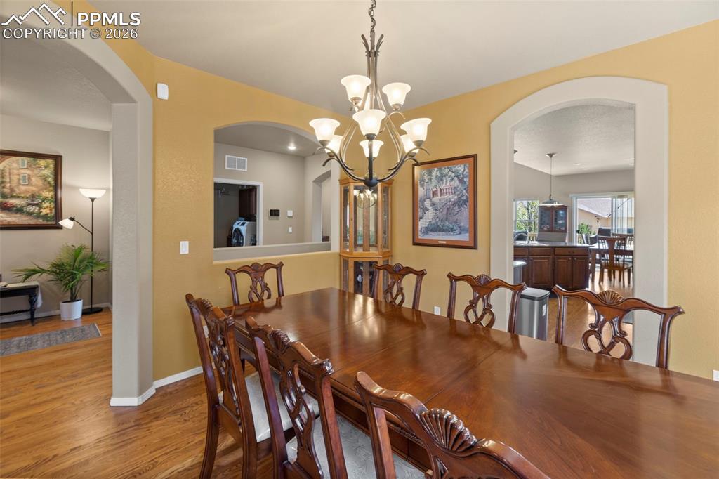 Image 18 of 49: Dining Area