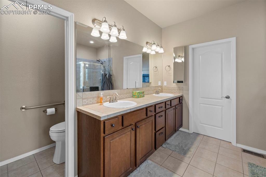 Image 20 of 49: Bathroom