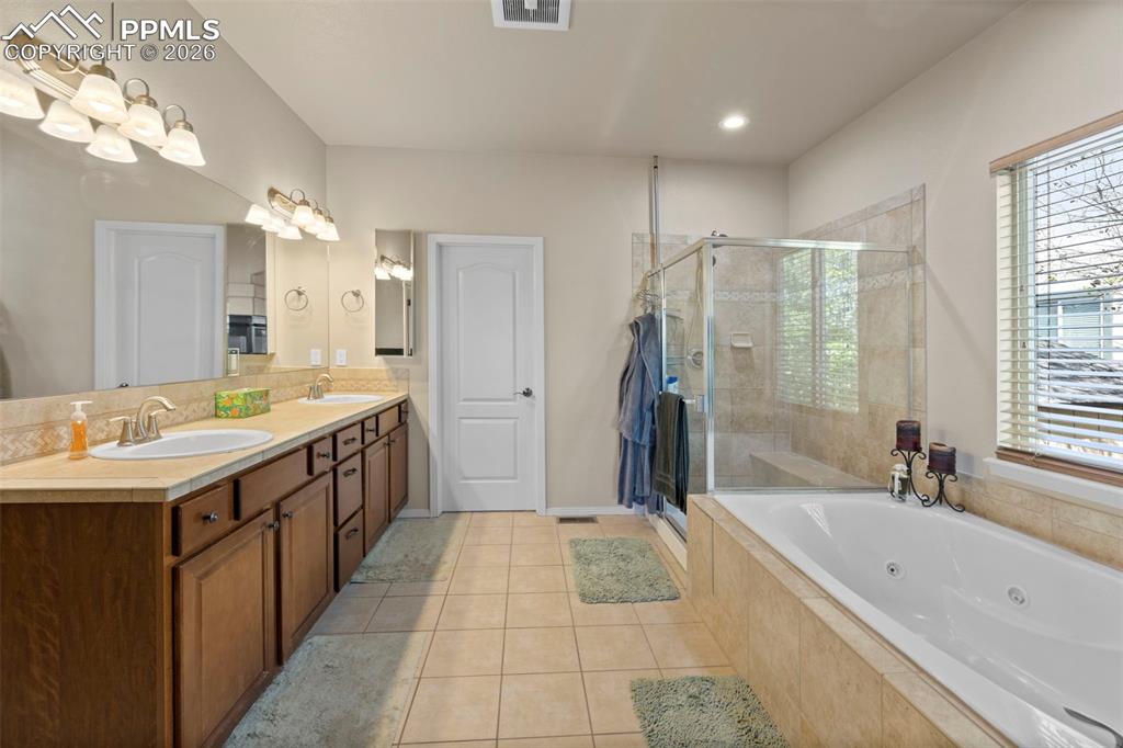 Image 21 of 49: Bathroom