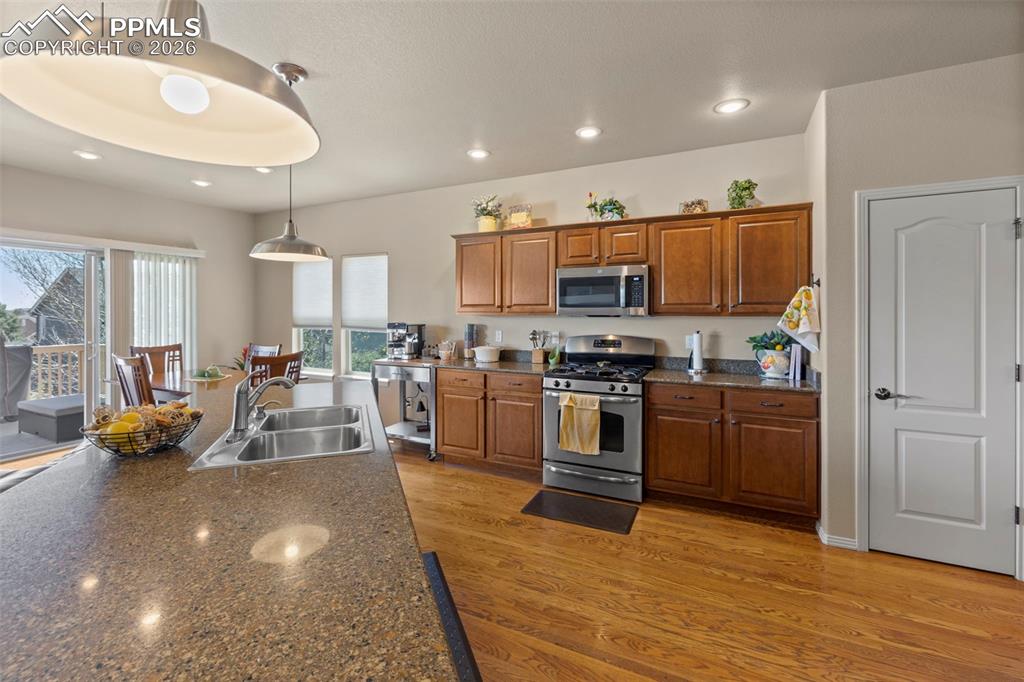 Image 7 of 49: Kitchen