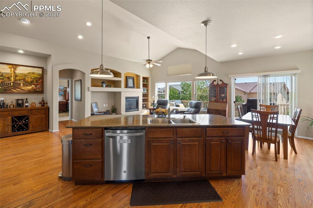 Image 9 of 49: Kitchen