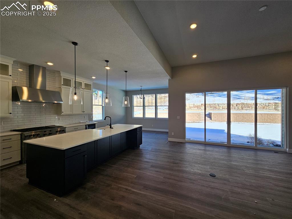 Image 6 of 10: Kitchen