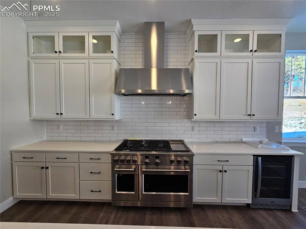 Image 7 of 10: Kitchen