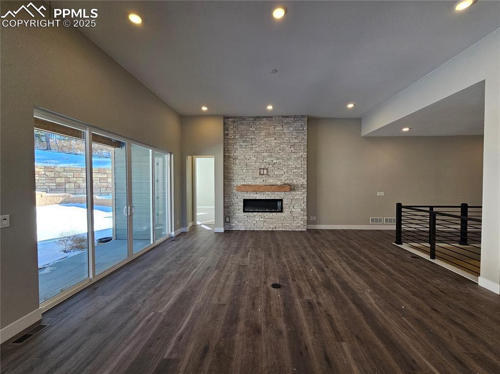 Image 8 of 10: Living Room