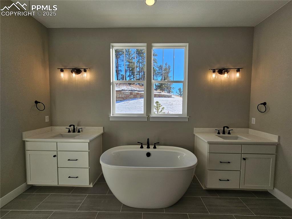 Image 9 of 10: Bathroom