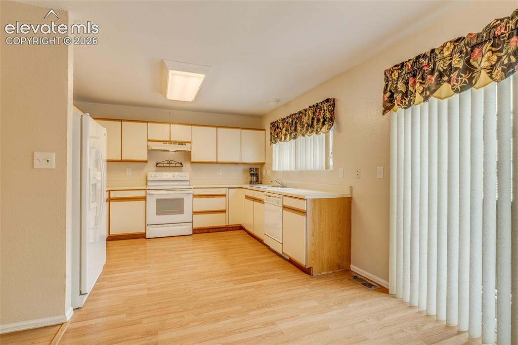 Image 13 of 31: Kitchen