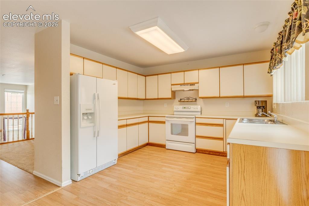 Image 14 of 31: Kitchen
