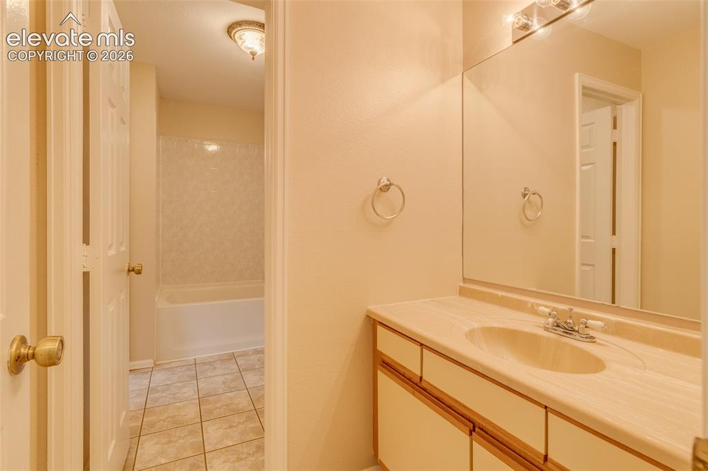 Image 23 of 31: Bathroom