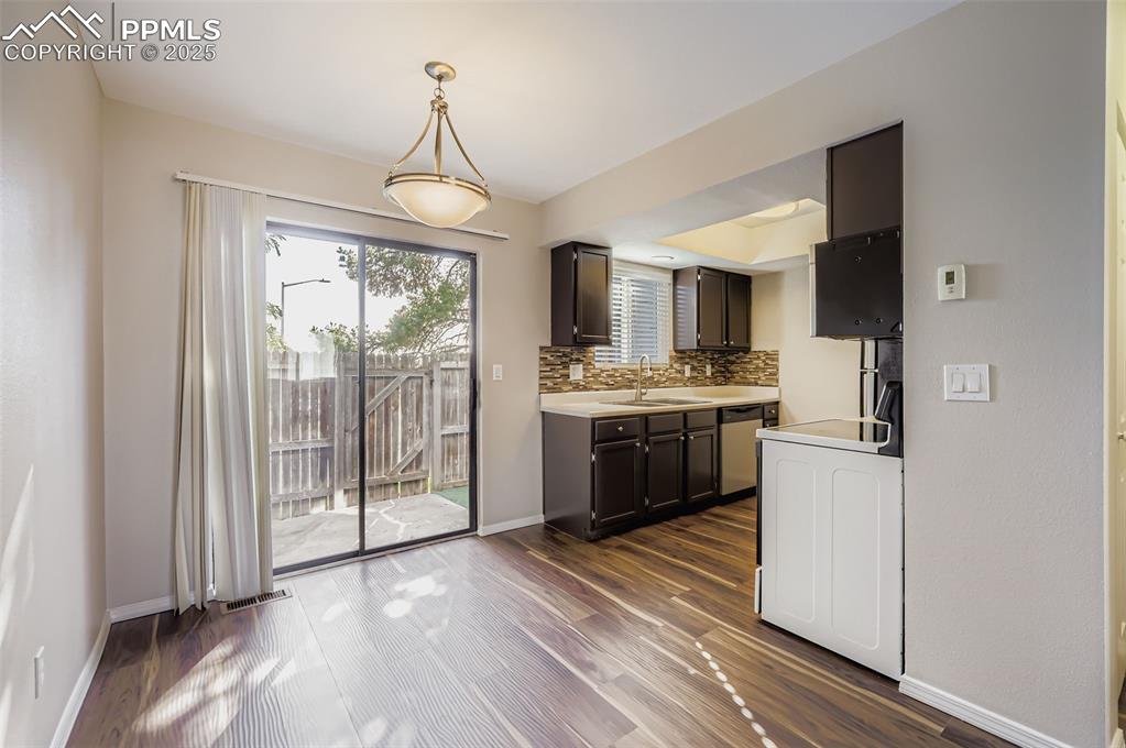 Image 11 of 24: Kitchen