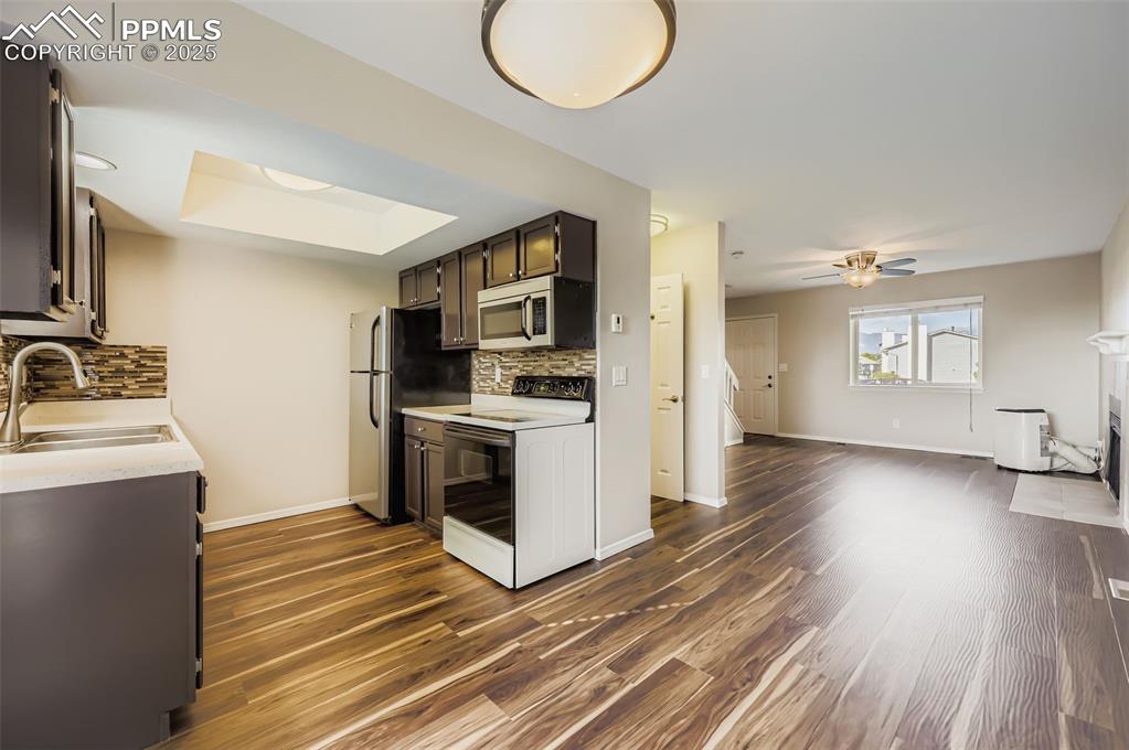 Image 12 of 24: Kitchen