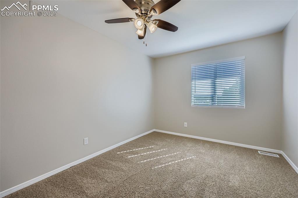 Image 18 of 24: Bedroom