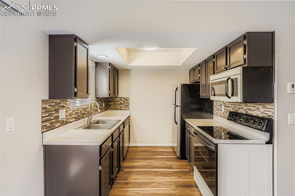 Image 8 of 24: Kitchen