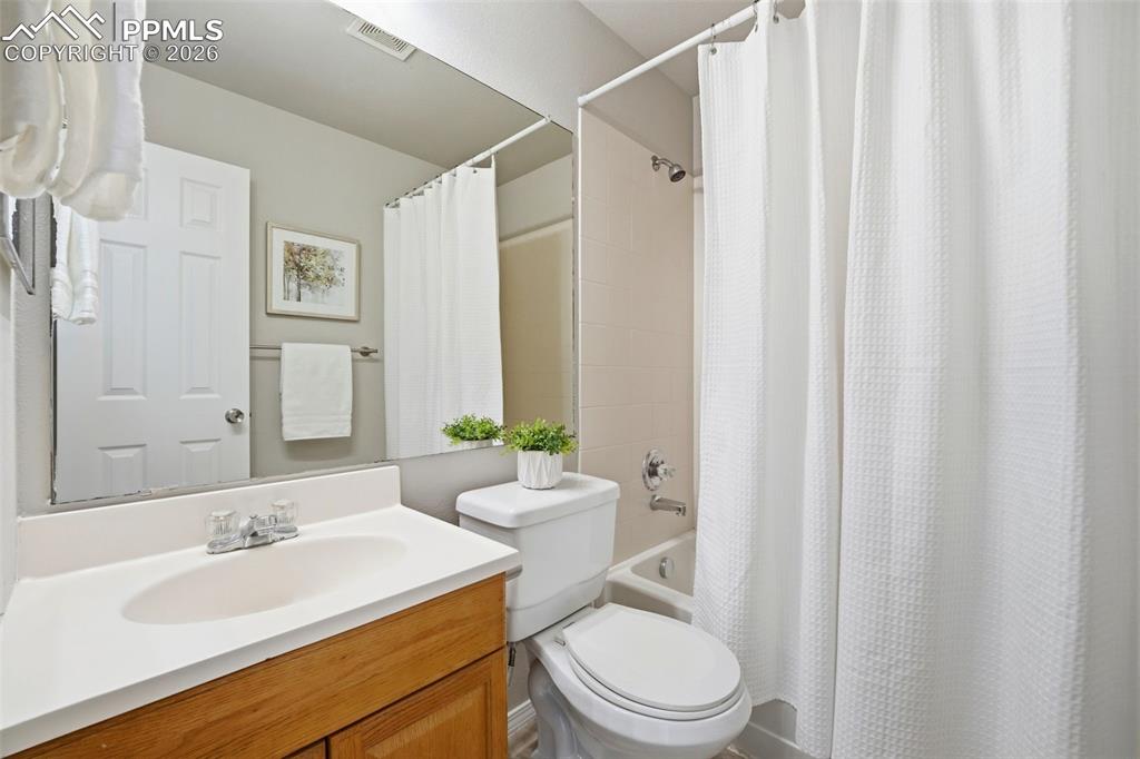 Image 18 of 41: Bathroom