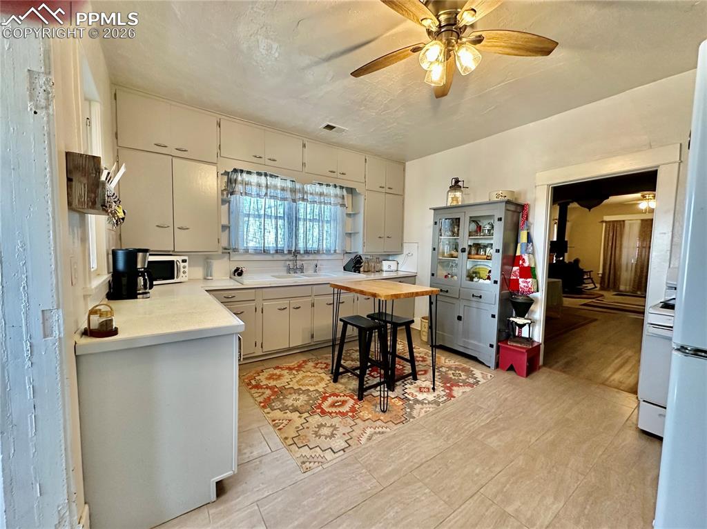 Image 11 of 50: Kitchen