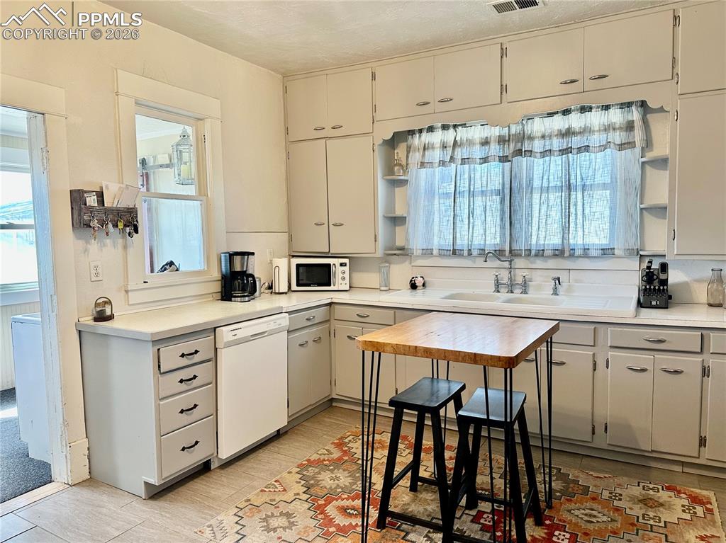 Image 12 of 50: Kitchen