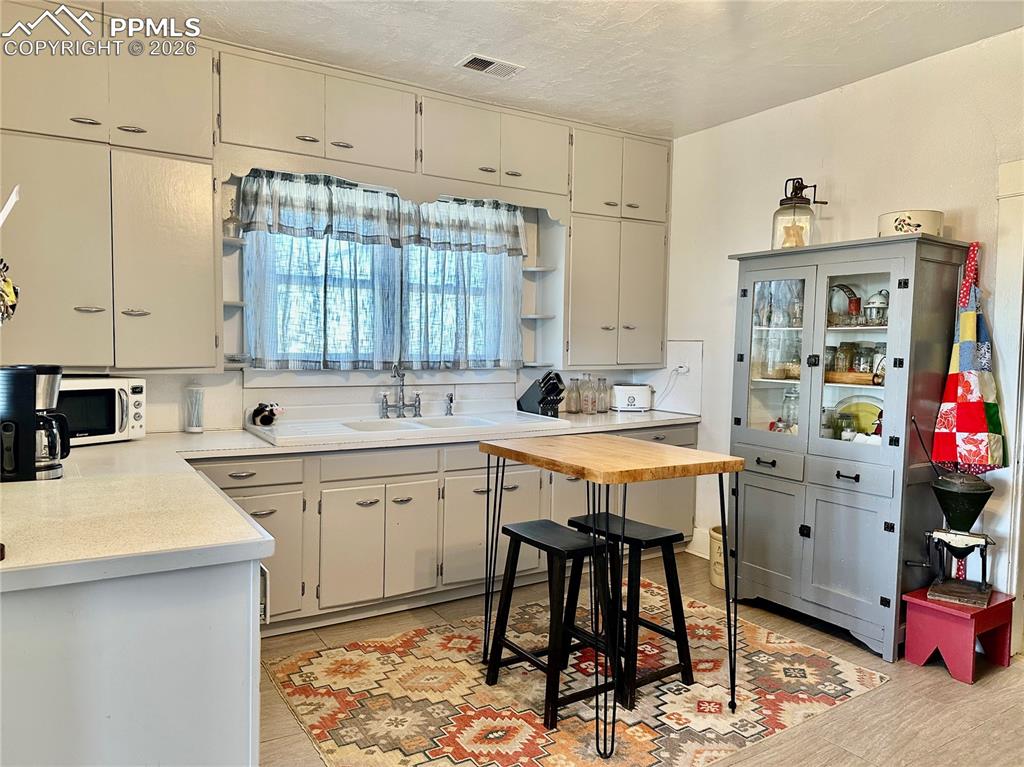 Image 13 of 50: Kitchen