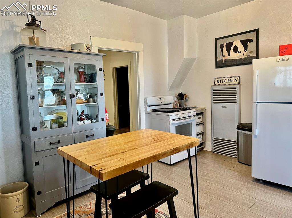 Image 14 of 50: Kitchen