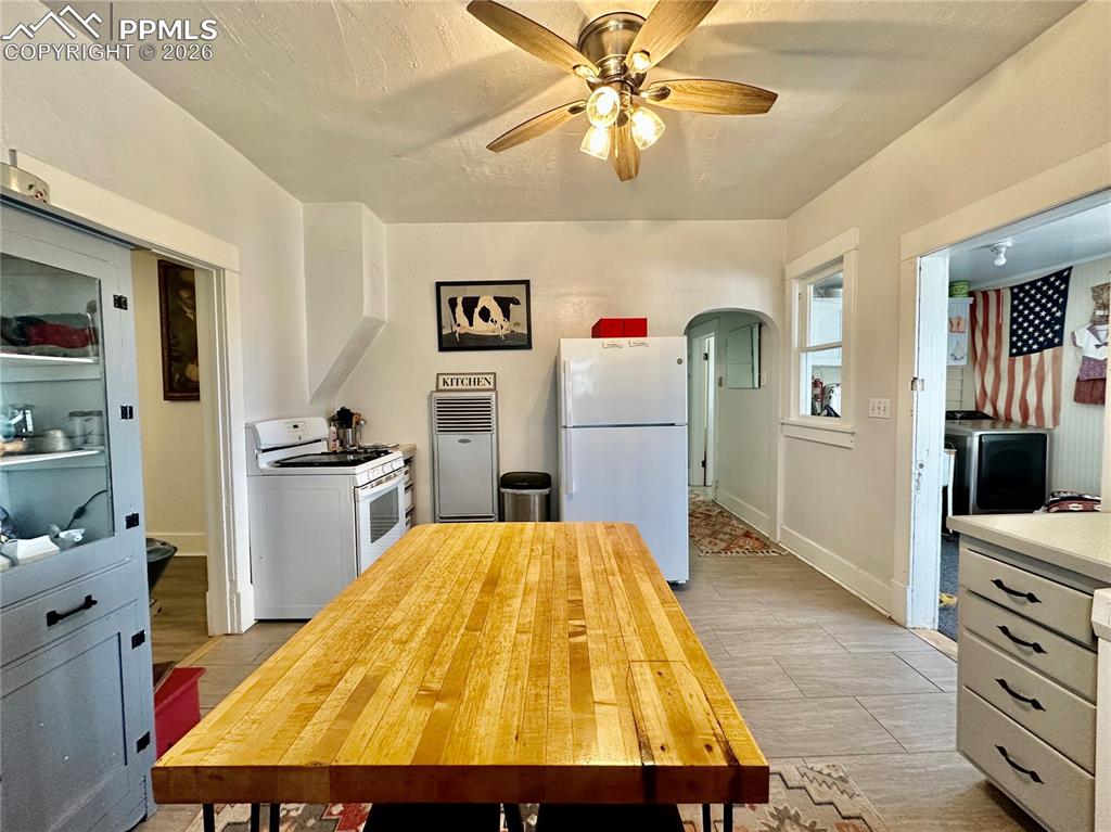 Image 15 of 50: Kitchen