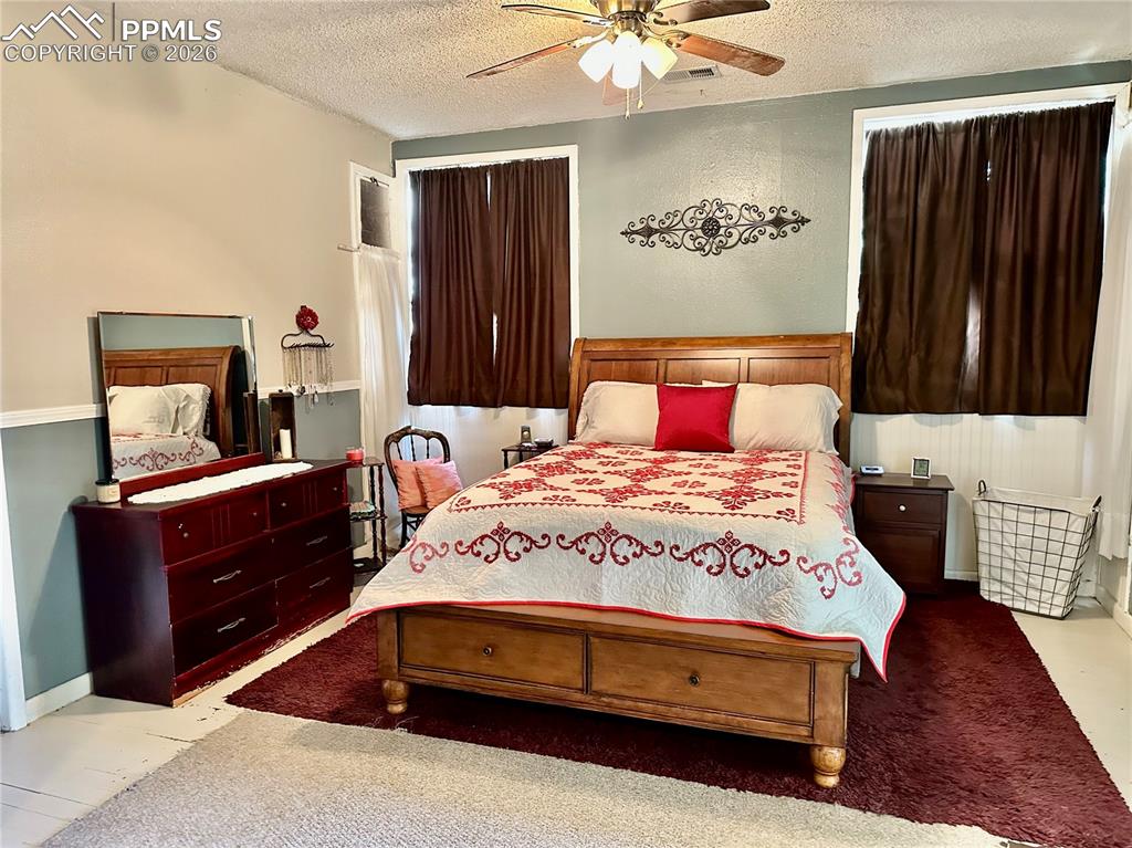 Image 16 of 50: Bedroom