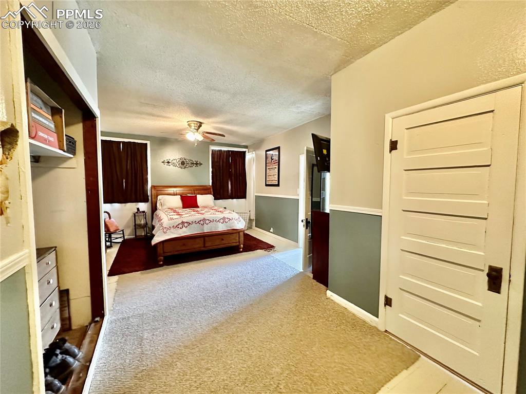 Image 17 of 50: Bedroom