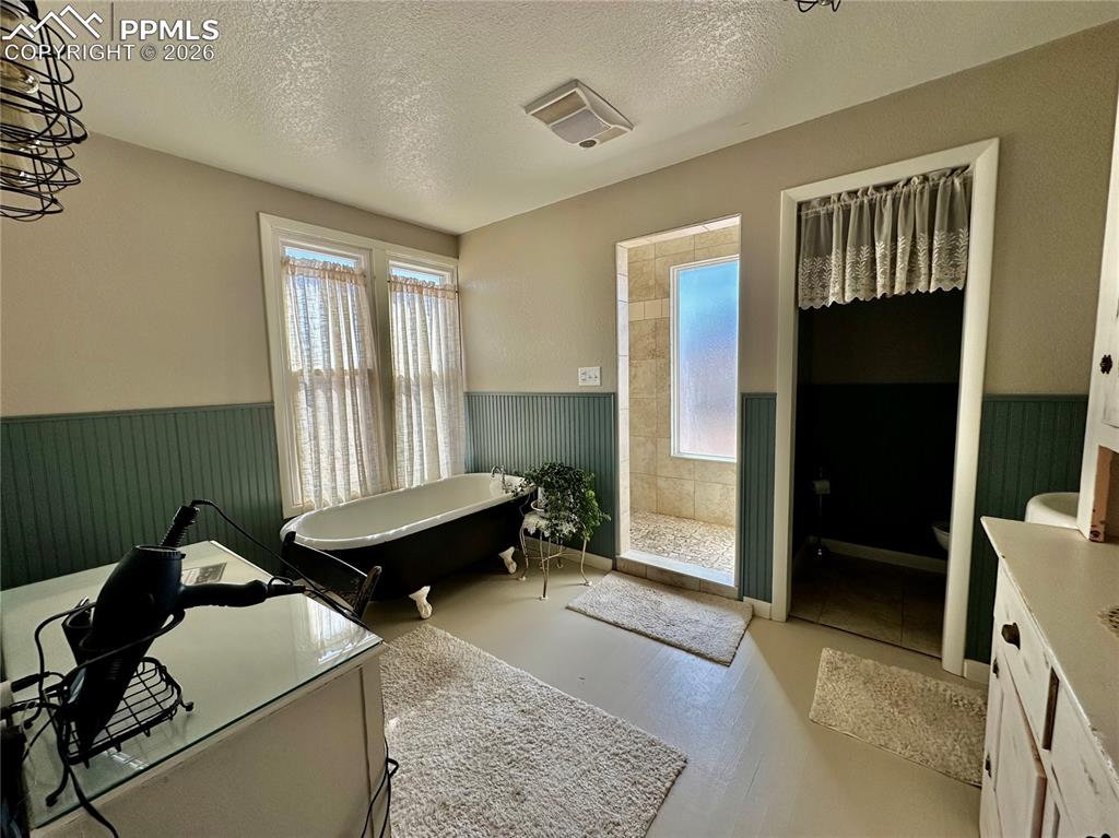 Image 18 of 50: Bathroom