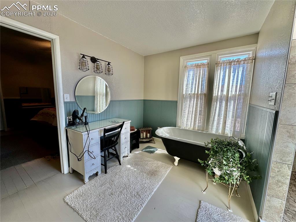 Image 19 of 50: Bathroom