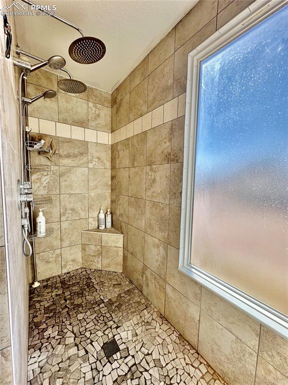 Image 21 of 50: Bathroom