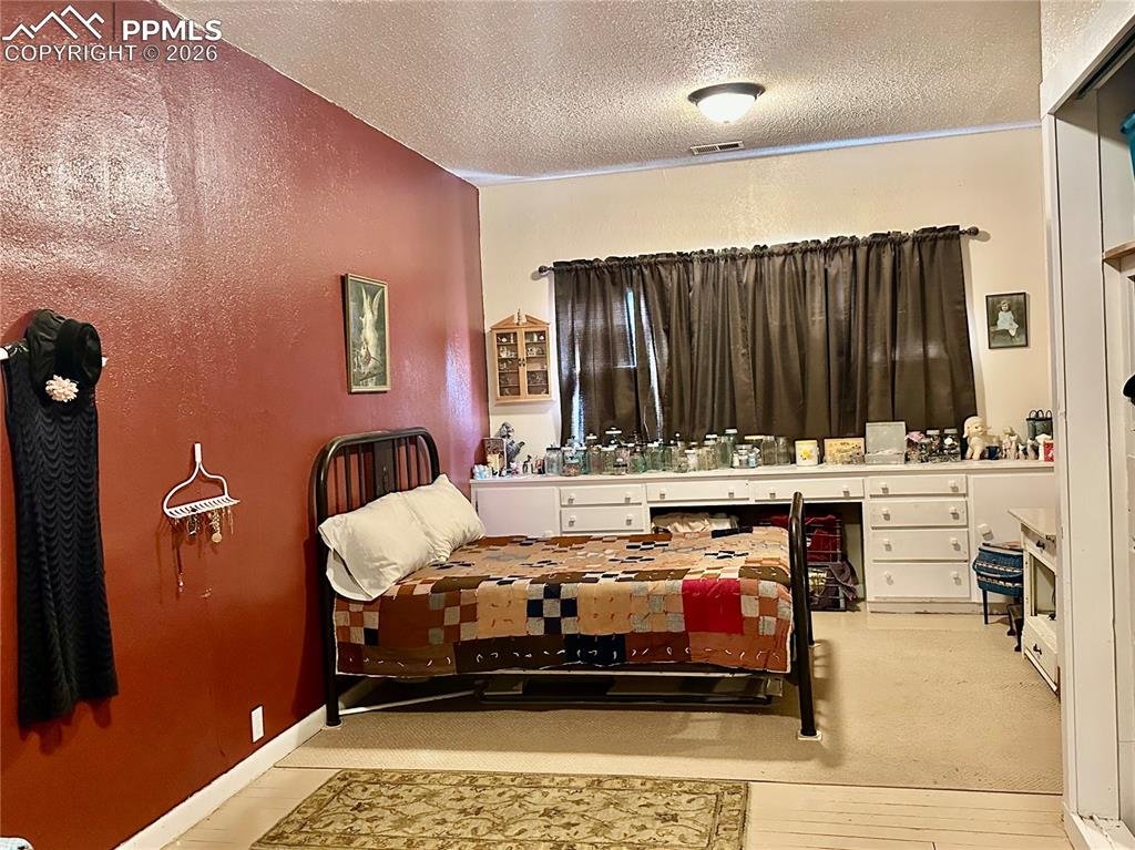 Image 23 of 50: Bedroom