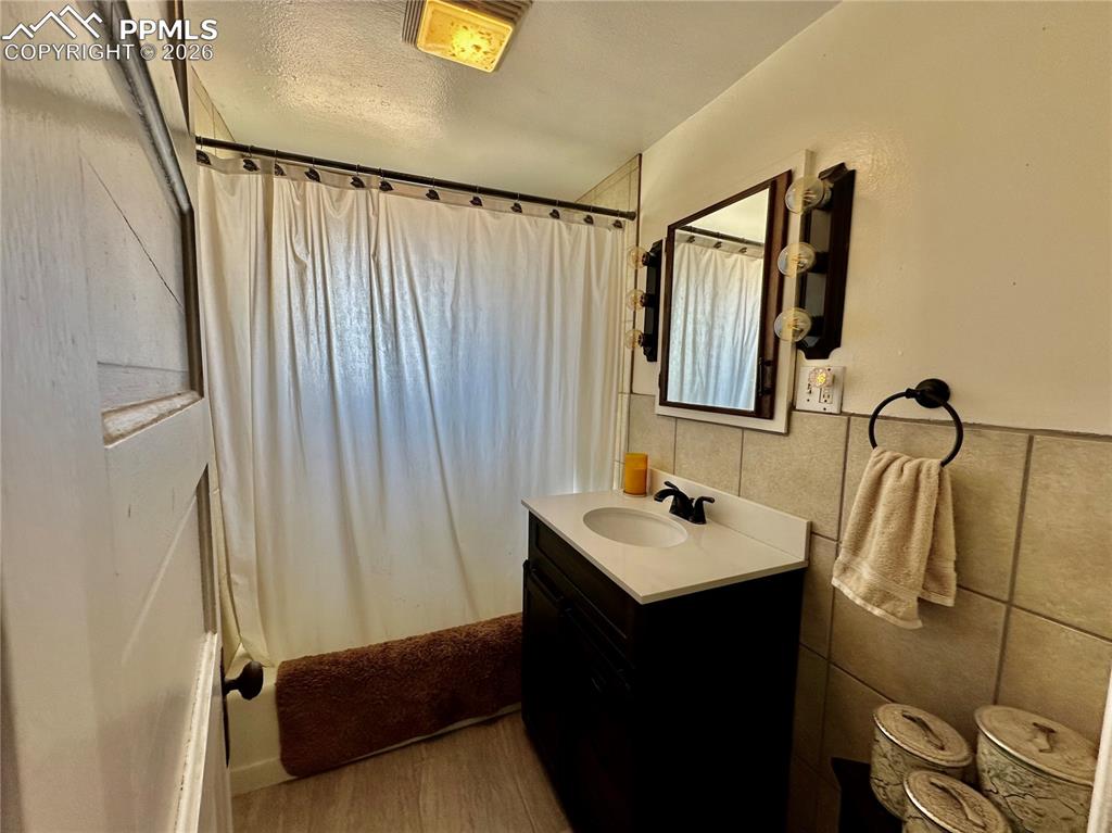 Image 24 of 50: Bathroom